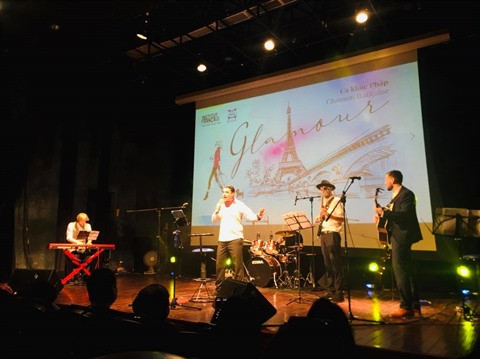 La chanson française à l’honneur avec le programme "Glamour" à l’Espace ảnh 1 La chanson française à l’honneur avec le programme "Glamour" à l’Espace ảnh 1