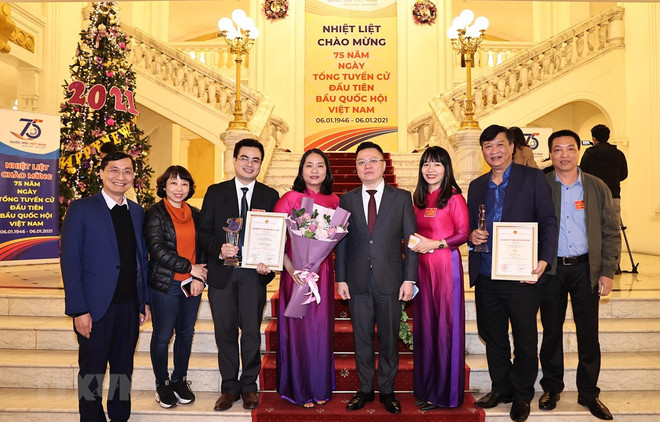Remise des prix du concours journalistique sur les 75 ans de l’Assemblée nationale ảnh 1 Remise des prix du concours journalistique sur les 75 ans de l’Assemblée nationale ảnh 1