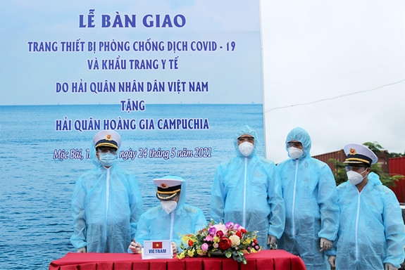 COVID-19 : Le Vietnam fait don de fournitures médicales à la Marine royale cambodgienne ảnh 1 COVID-19 : Le Vietnam fait don de fournitures médicales à la Marine royale cambodgienne ảnh 1