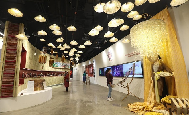 De la quintessence des brocatelles du Vietnam présentée à l'Expo 2020 de Dubaï ảnh 1 De la quintessence des brocatelles du Vietnam présentée à l'Expo 2020 de Dubaï ảnh 1