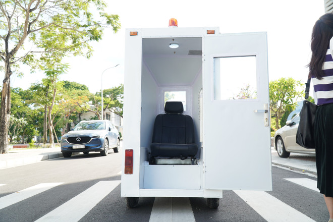 L’Ecole polytechnique de Da Nang invente une cabine transportant des patients du COVID-19 ảnh 2