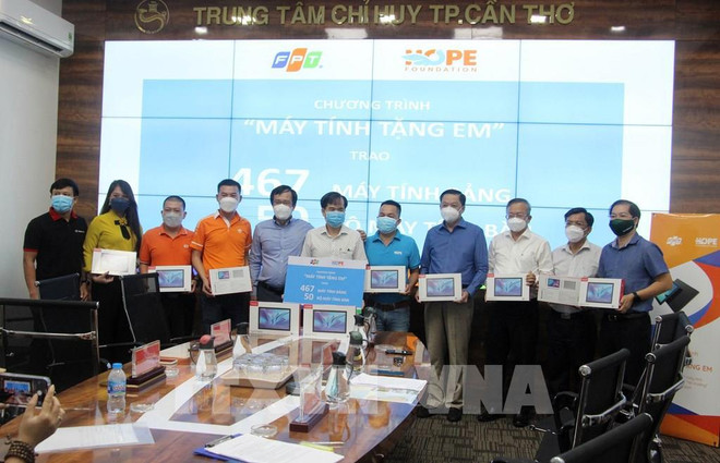 Le groupe FPT offre des matériels d’apprentissage en ligne aux élèves de Can Tho ảnh 1 Le groupe FPT offre des matériels d’apprentissage en ligne aux élèves de Can Tho ảnh 1
