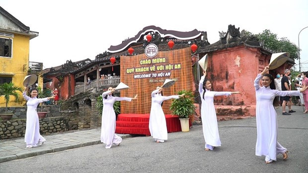 Les touristes internationaux « dégustent » un programme artistique éminente à Hoi An ảnh 1 Les touristes internationaux « dégustent » un programme artistique éminente à Hoi An ảnh 1