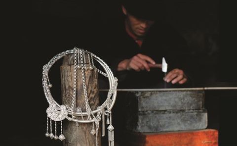 La sculpture sur argent des H'mông du village de Lao Xa ảnh 1