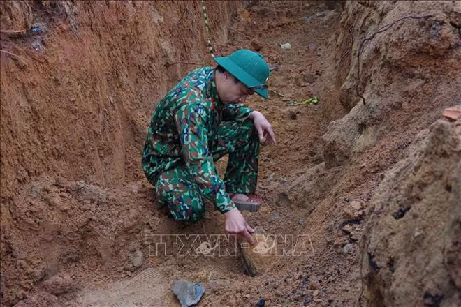 Bombe de guerre désarmorcée dans un quartier résidentiel à Quang Binh ảnh 1