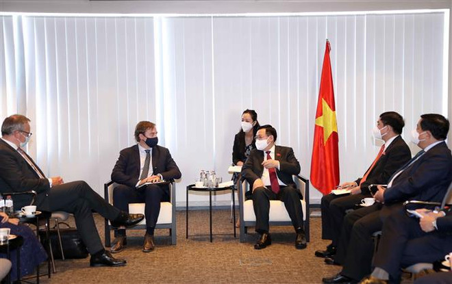 Le président de l’AN rencontre des dirigeants de plusieurs groupes économiques en Belgique ảnh 2 Le président de l’AN rencontre des dirigeants de plusieurs groupes économiques en Belgique ảnh 2