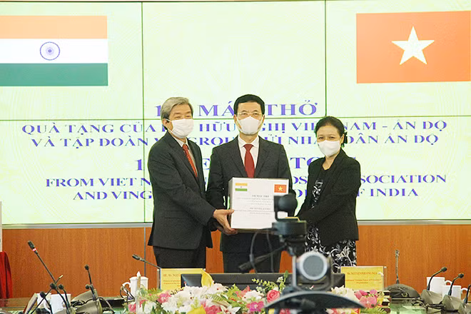 Don de 100 respirateurs du Vietnam au peuple indien ảnh 1