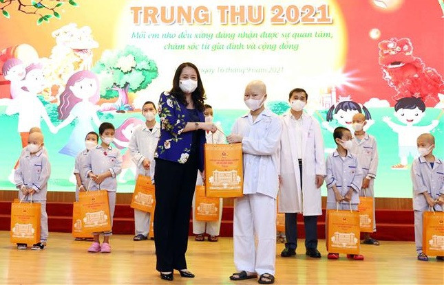 La vice-présidente Vo Thi Anh Xuan offre des cadeaux à des enfants hospitalisés ảnh 1 La vice-présidente Vo Thi Anh Xuan offre des cadeaux à des enfants hospitalisés ảnh 1