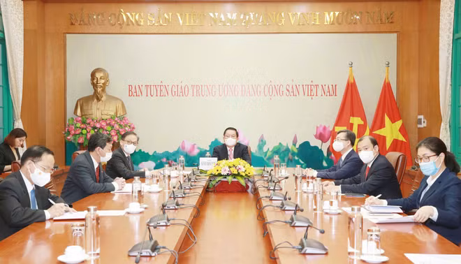 Vietnam et Laos renforcent leur coopération dans la sensibilisation et l'éducation ảnh 1