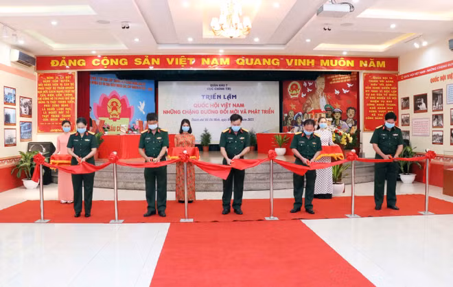 Ouverture d’une exposition sur l’Assemblée nationale vietnamienne ảnh 2