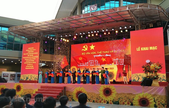 Ouverture d’une exposition sur le Parti communiste du Vietnam à Hanoï ảnh 1 Ouverture d’une exposition sur le Parti communiste du Vietnam à Hanoï ảnh 1