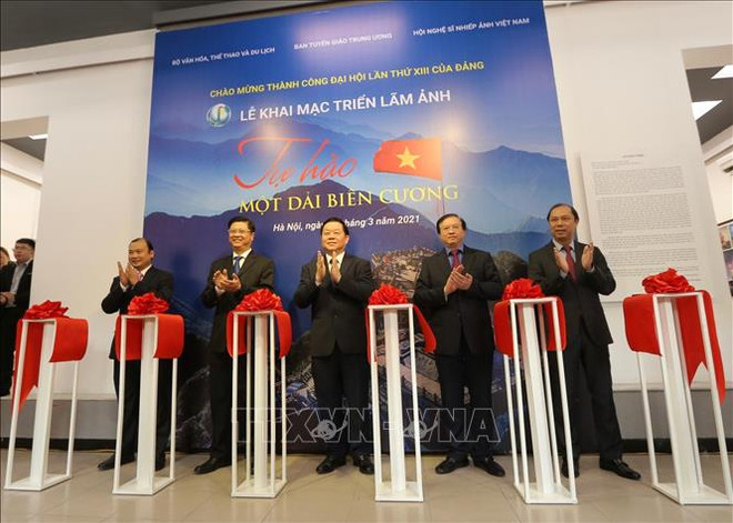 Une exposition de photos sur les zones frontalières du Vietnam s'ouvre à Hanoï ảnh 1 Une exposition de photos sur les zones frontalières du Vietnam s'ouvre à Hanoï ảnh 1