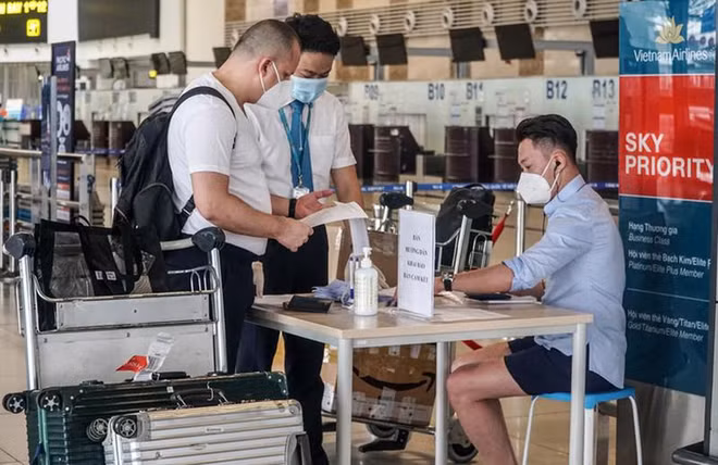 Efforts pour la prévention du COVID-19 à l’aéroport de Noi Bai ảnh 1