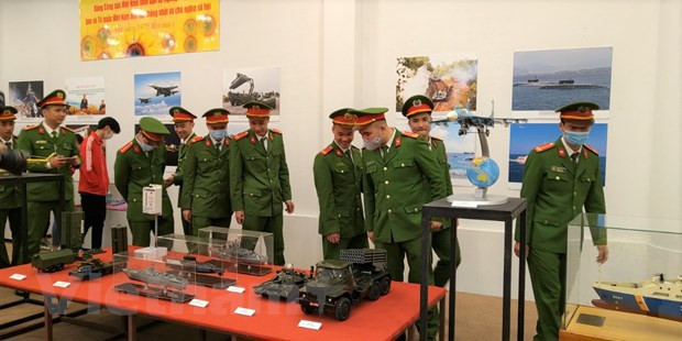 Ouverture d’une exposition sur le Parti communiste du Vietnam à Hanoï ảnh 3 Ouverture d’une exposition sur le Parti communiste du Vietnam à Hanoï ảnh 3