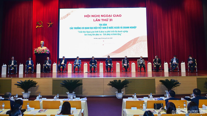 Un échange de vue entre les chefs des représentations vietnamiennes à l'étranger et des entreprises ảnh 1 Un échange de vue entre les chefs des représentations vietnamiennes à l'étranger et des entreprises ảnh 1