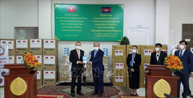 COVID-19 : le Vietnam offre des fournitures médicales au Cambodge ảnh 1 COVID-19 : le Vietnam offre des fournitures médicales au Cambodge ảnh 1