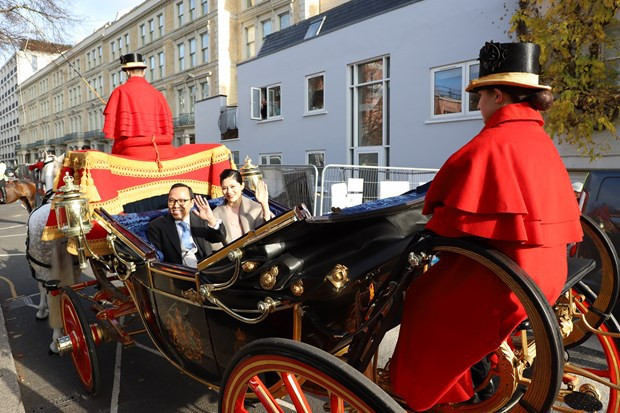 L'ambassadeur du Vietnam au Royaume-Uni présente ses lettres de créance à la reine Elizabeth II ảnh 2 L'ambassadeur du Vietnam au Royaume-Uni présente ses lettres de créance à la reine Elizabeth II ảnh 2