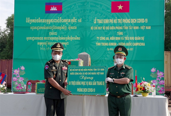 Des cadeaux de la province vietnamienne de Tay Ninh aux gardes-frontières cambodgiens ảnh 1