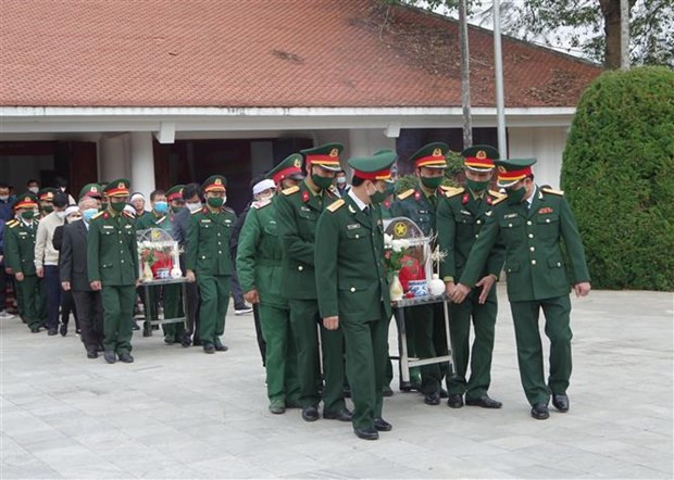 Inhumation des restes de deux martyrs tombés pendant la campagne de Dien Bien Phu ảnh 2 Inhumation des restes de deux martyrs tombés pendant la campagne de Dien Bien Phu ảnh 2