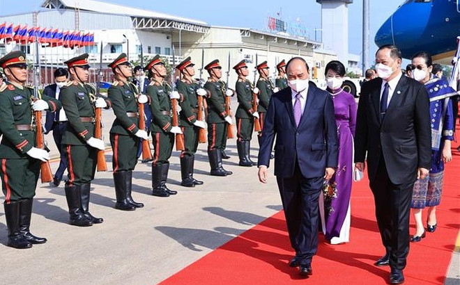 Le président Nguyen Xuan Phuc arrive à Vientiane pour une visite d’amitié officielle au Laos ảnh 1 Le président Nguyen Xuan Phuc arrive à Vientiane pour une visite d’amitié officielle au Laos ảnh 1