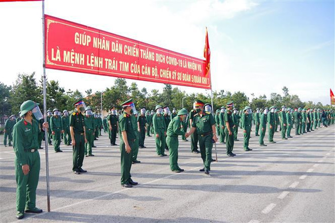 COVID-19 : des policiers et soldats arrivent en renfort à Ho Chi Minh-Ville ảnh 2 COVID-19 : des policiers et soldats arrivent en renfort à Ho Chi Minh-Ville ảnh 2