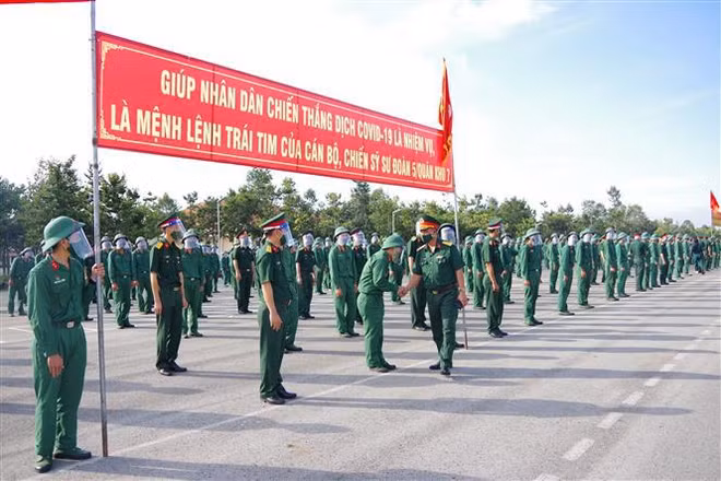 COVID-19 : des policiers et soldats arrivent en renfort à Ho Chi Minh-Ville ảnh 2