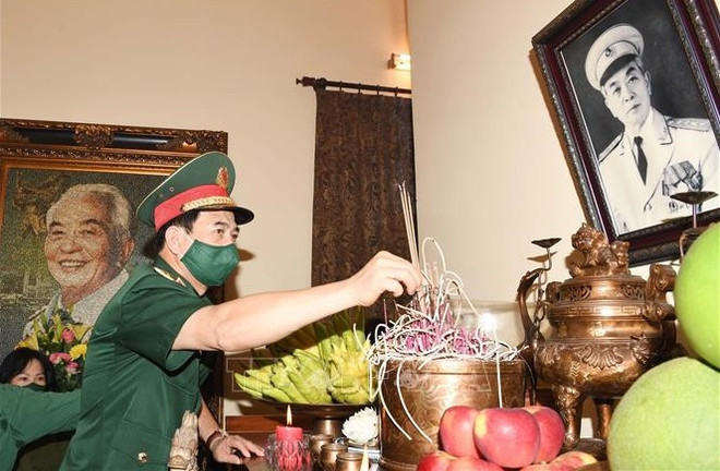 Des dirigeants de la Défense et de l'Armée populaire rendent hommage au général Vo Nguyen Giap ảnh 1 Des dirigeants de la Défense et de l'Armée populaire rendent hommage au général Vo Nguyen Giap ảnh 1