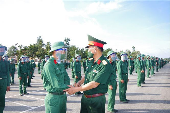 COVID-19 : des policiers et soldats arrivent en renfort à Ho Chi Minh-Ville ảnh 3