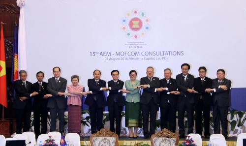 Consultations entre ministres de l'Economie de l'ASEAN et de la Chine ảnh 1