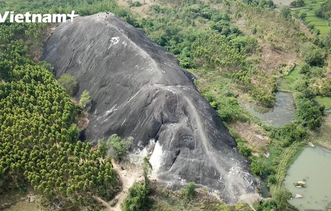 Deux grands rochers de l’éléphant à Tay Nguyen ảnh 1 Deux grands rochers de l’éléphant à Tay Nguyen ảnh 1