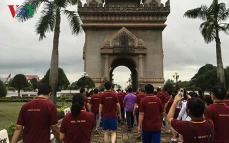Une marche à Vientiane pour marquer le 49e anniversaire de l'ASEAN ảnh 1 Une marche à Vientiane pour marquer le 49e anniversaire de l'ASEAN ảnh 1
