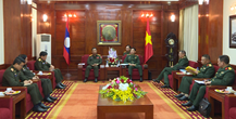 Le Vietnam et le Laos renforcent la coopération militaire ảnh 1