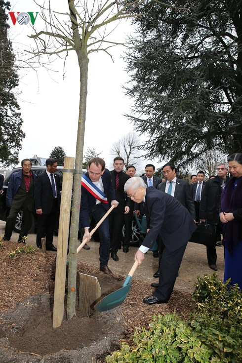 Le leader du PCV Nguyên Phu Trong commence sa visite officielle en France ảnh 2 Le leader du PCV Nguyên Phu Trong commence sa visite officielle en France ảnh 2