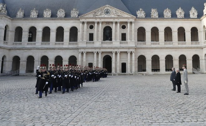 Cérémonie d’accueil du leader du PCV Nguyên Phu Trong en visite officielle en France ảnh 1