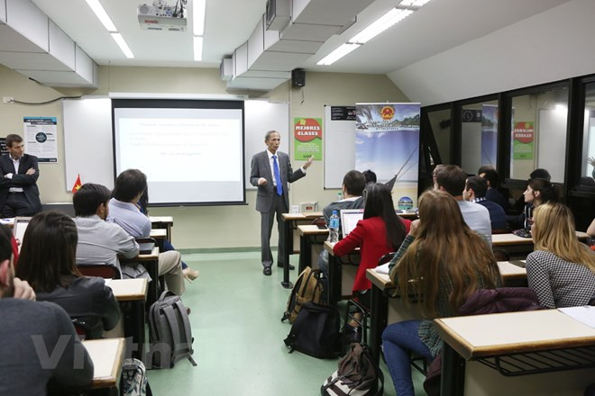 Présentation du Vietnam à des étudiants argentins ảnh 1