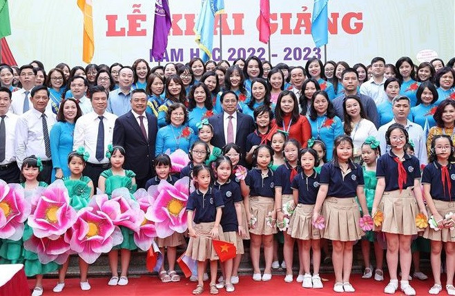 Le PM assiste à la rentrée scolaire à l’école primaire Đoàn Thị Điểm ảnh 1 Le PM assiste à la rentrée scolaire à l’école primaire Đoàn Thị Điểm ảnh 1