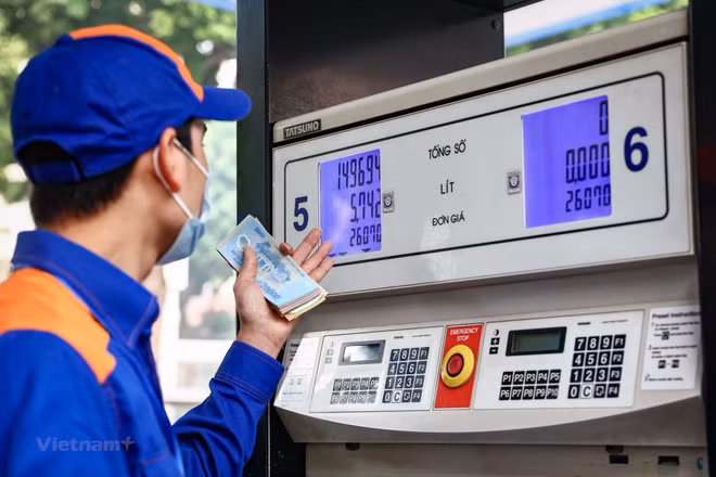 Les prix des carburants continuent à réduire ảnh 1
