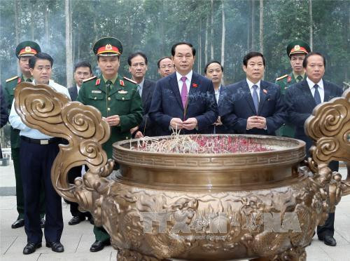 Le chef de l’Etat rend hommage au Président Ho Chi Minh à Ba Vi ảnh 1 Le chef de l’Etat rend hommage au Président Ho Chi Minh à Ba Vi ảnh 1
