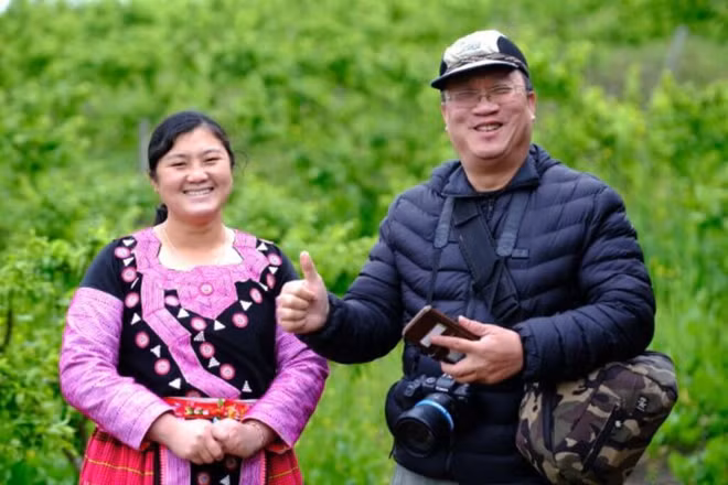 Le sourire de Lê Phu, un touriste hanoïen, après avoir visité le village de Tà Sô dans le district de Môc Châu, sous la guidance de Sùng Y Hoa, de l’ethnie H’Mông.