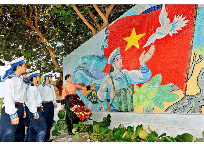 Une fresque réalisée par l’artiste Nguyên Thu Thuy, sur l’île de Truong Sa Lon. Photo : NVCC/CVN Une fresque réalisée par l’artiste Nguyên Thu Thuy, sur l’île de Truong Sa Lon. Photo : NVCC/CVN