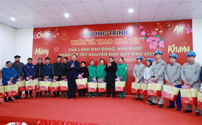 Têt : le Premier ministre Pham Minh Chinh formule ses vœux à Cao Bang ảnh 2 Têt : le Premier ministre Pham Minh Chinh formule ses vœux à Cao Bang ảnh 2