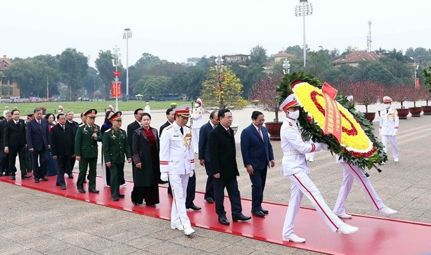 Des dirigeants rendent hommage au Président Hô Chi Minh ảnh 2 Des dirigeants rendent hommage au Président Hô Chi Minh ảnh 2
