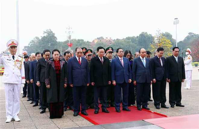 Des dirigeants rendent hommage au Président Hô Chi Minh ảnh 1 Des dirigeants rendent hommage au Président Hô Chi Minh ảnh 1