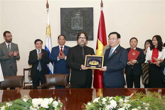 Le président de l’AN Vuong Dinh Hue rencontre le maire p.i de Montevideo ảnh 1 Le président de l’AN Vuong Dinh Hue rencontre le maire p.i de Montevideo ảnh 1