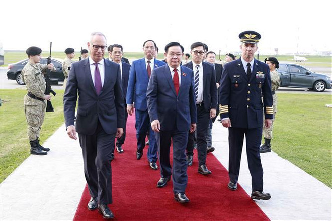 Le président de l’Assemblée nationale Vuong Dinh Huê entame sa visite officielle en Uruguay ảnh 1 Le président de l’Assemblée nationale Vuong Dinh Huê entame sa visite officielle en Uruguay ảnh 1