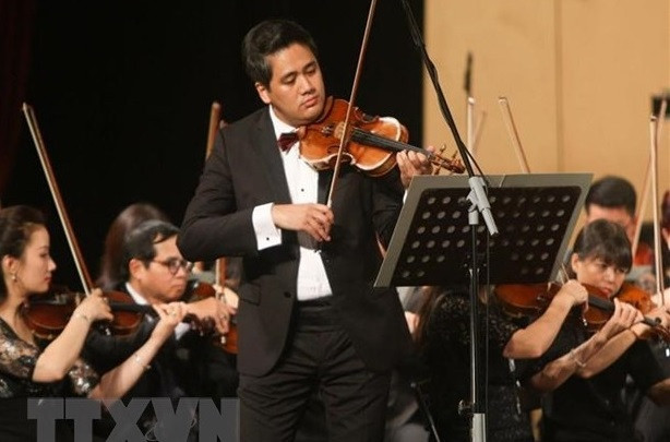 Le violoniste talentueux Bui Cong Duy reçoit le titre de professeur honorais international ảnh 2