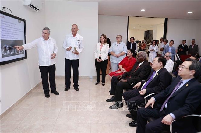 Les dirigeants vietnamiens et cubains de l’AN à l'inauguration d'importants projets à Cuba ảnh 3 Les dirigeants vietnamiens et cubains de l’AN à l'inauguration d'importants projets à Cuba ảnh 3