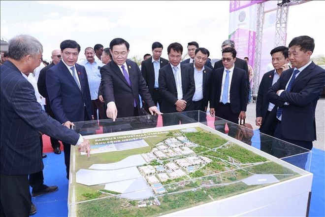 Les dirigeants vietnamiens et cubains de l’AN à l'inauguration d'importants projets à Cuba ảnh 1 Les dirigeants vietnamiens et cubains de l’AN à l'inauguration d'importants projets à Cuba ảnh 1