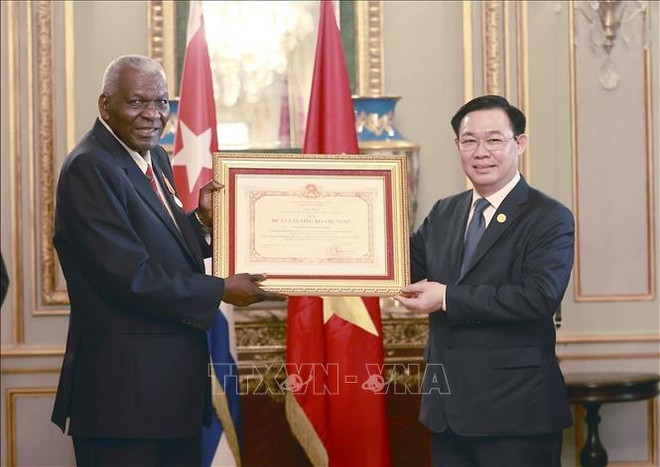 Le président de l'AN cubaine Esteban Lazo Hernández à l’honneur ảnh 2 Le président de l'AN cubaine Esteban Lazo Hernández à l’honneur ảnh 2