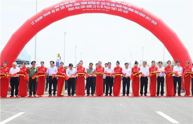 Le Premier ministre à l’inauguration de deux tronçons de l’autoroute Nord-Sud à l’Est ảnh 1 Le Premier ministre à l’inauguration de deux tronçons de l’autoroute Nord-Sud à l’Est ảnh 1